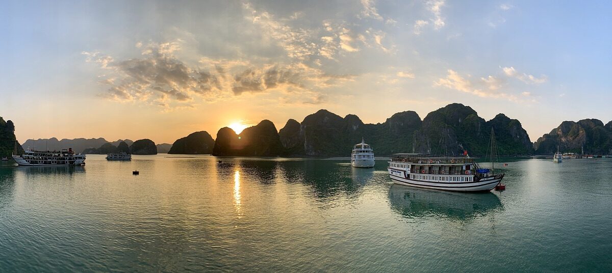 halong-4907355_1280 Explorez la riche culture et les paysages époustouflants du Vietnam en voyage organisé  en demi-pension de TUT TRAVEL, qui s'étend sur 12 nuits en décembre 2024.
visite de Halong