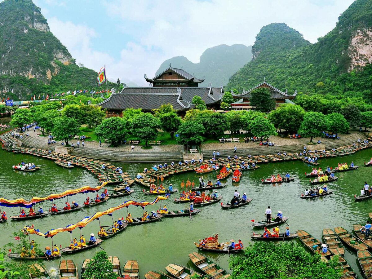 voyage organisé Vietnam fin d'année Explorez la riche culture et les paysages époustouflants du Vietnam en voyage organisé  en demi-pension de TUT TRAVEL, qui s'étend sur 12 nuits en décembre 2024.
 collines de Ba Na, pagode Linh Ung