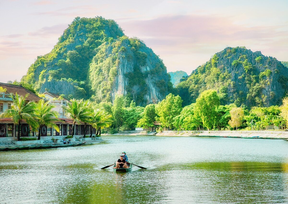 tam-coc-7149935_1280 Explorez la riche culture et les paysages époustouflants du Vietnam en voyage organisé  en demi-pension de TUT TRAVEL, qui s'étend sur 12 nuits en décembre 2024.
Tam Coc
