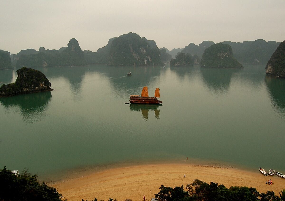 Halong visit Explorez la riche culture et les paysages époustouflants du Vietnam en voyage organisé  en demi-pension de TUT TRAVEL, qui s'étend sur 12 nuits en décembre 2024.
visite de Halong