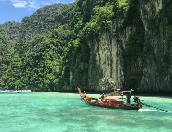 "Falaises calcaires majestueuses et eaux cristallines de Krabi, destination phare du voyage Thaïlande avec TUT Travel en juillet 2025.